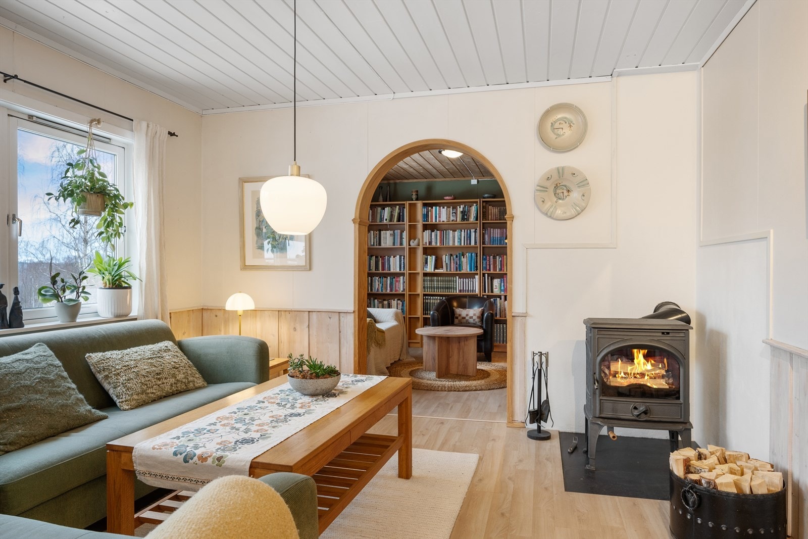 Peisovn og varmepumpe sørger for både varme og hygge. Galleribilde