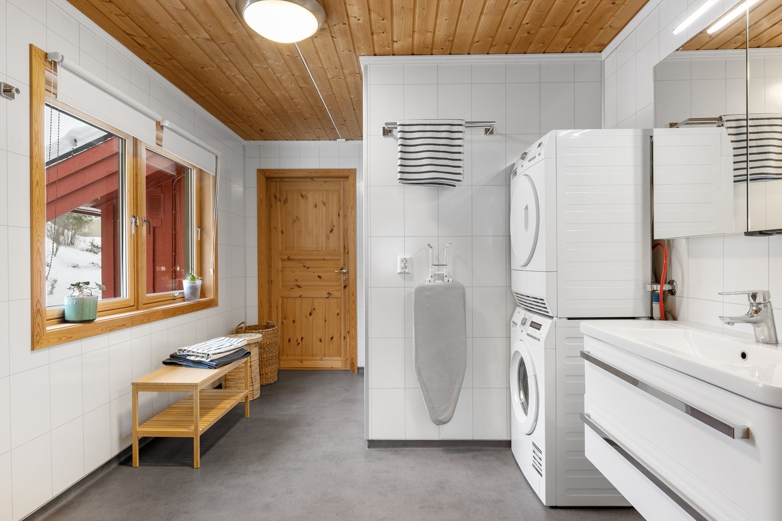 Badet fra 2015 har plater på vegg og belegg på gulv med gulvvarme. Galleribilde