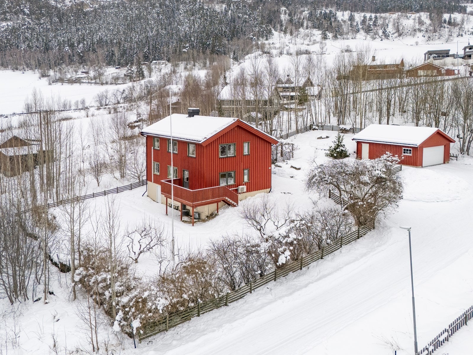 Inngjerdet tomt på ca 1056 kvm. Galleribilde