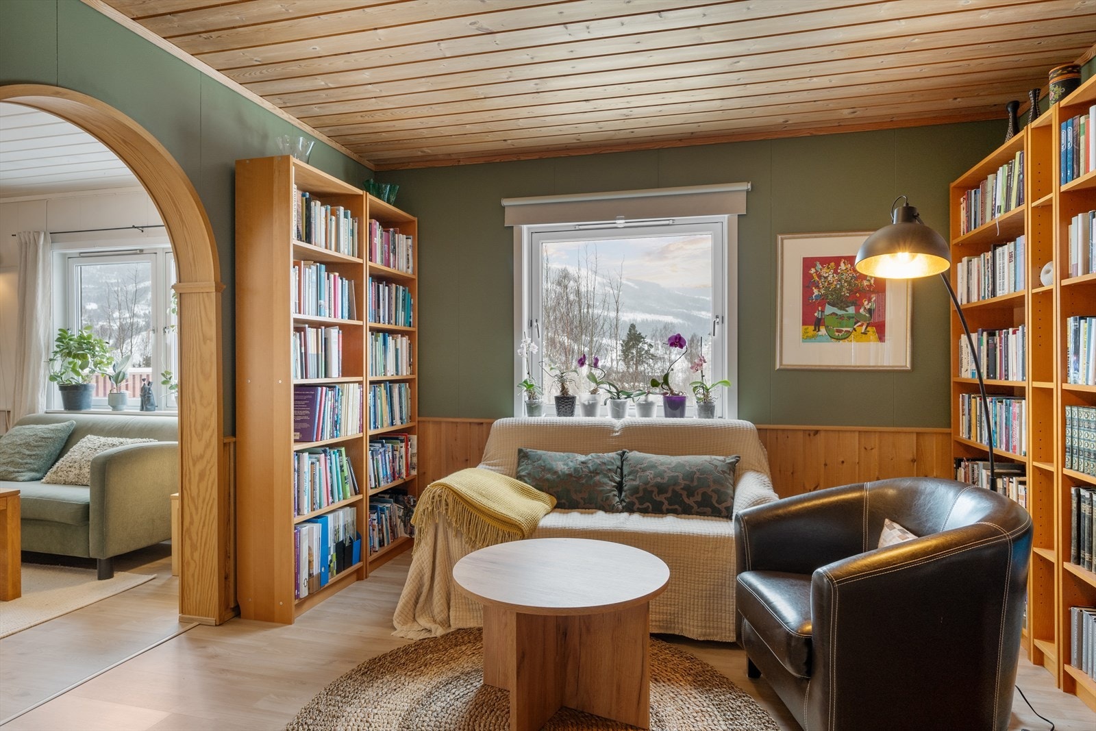 Stue 2 er i dag innredet som bibliotek. Galleribilde