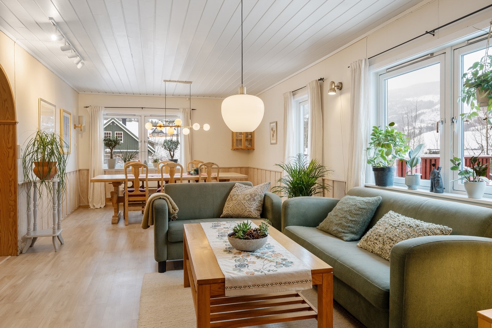 Stue 1 har god plass til både spiseplass og sittegruppe. Galleribilde