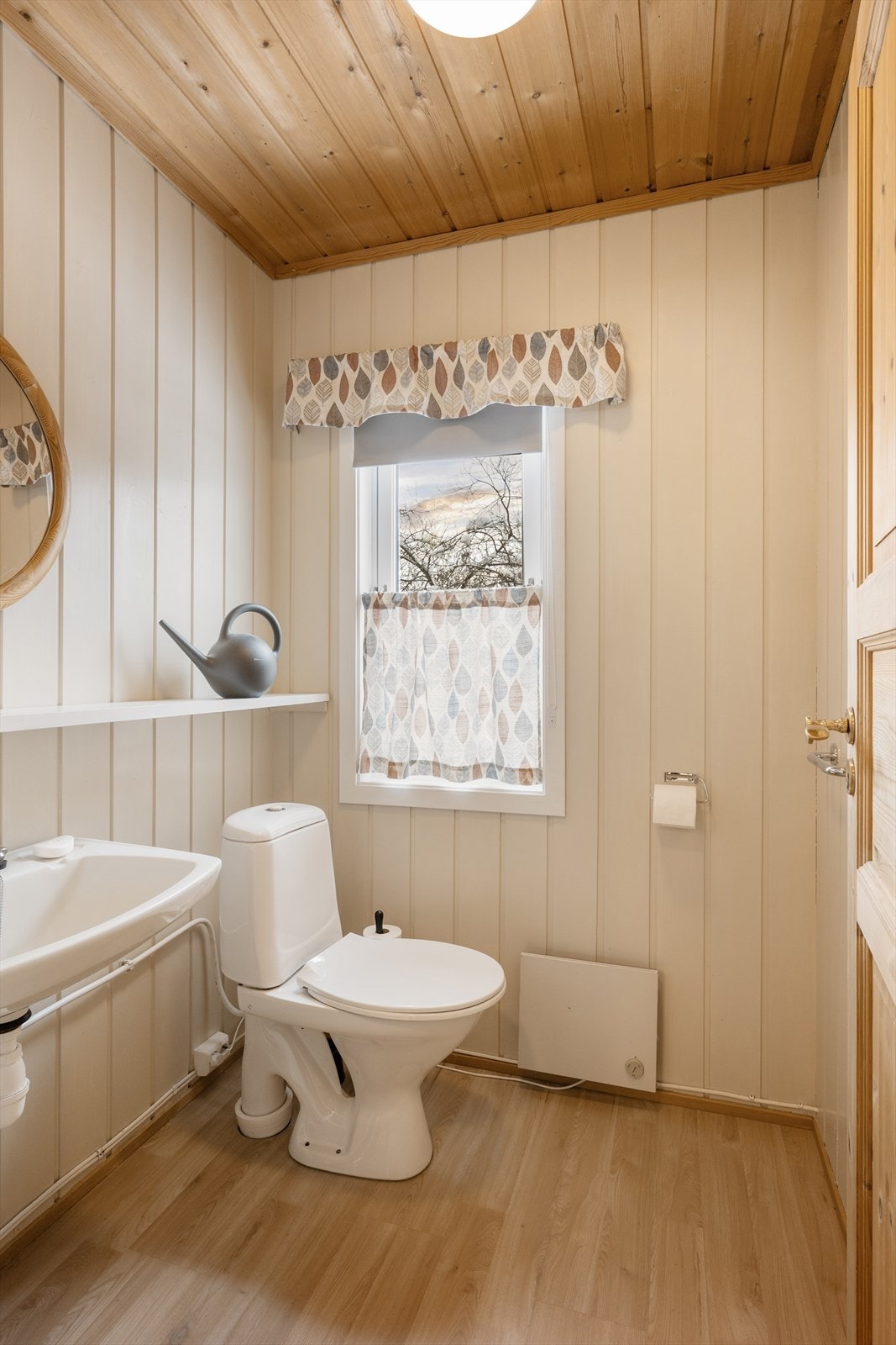 Et enkelt innredet toalettrom ligger praktisk til i gangen. Galleribilde