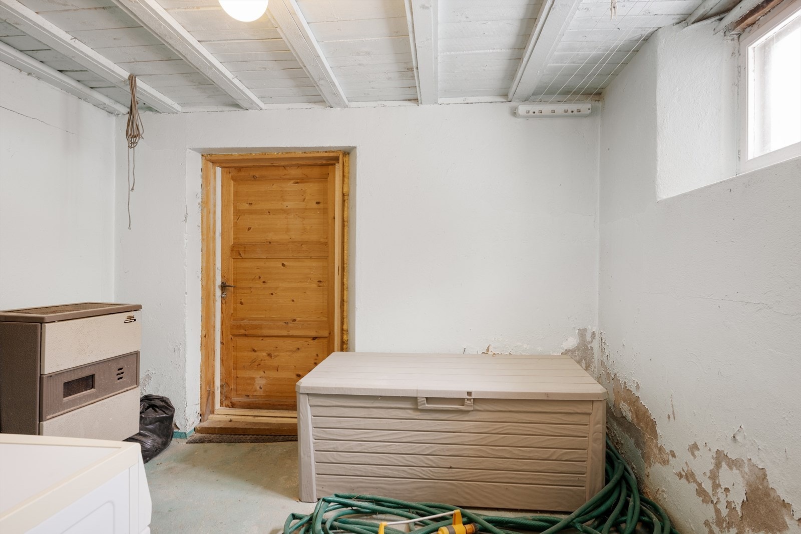 Ett av rommene har direkte utgang til uteområdet. Galleribilde