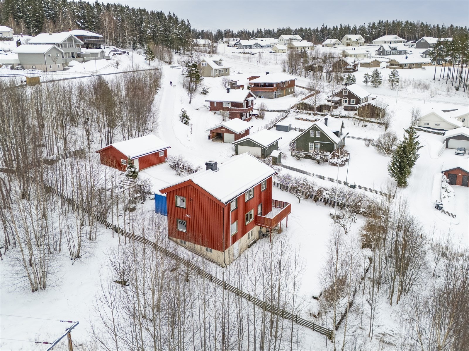 Torehaugvegen 14 ble oppført i 1949 og går over to plan og kjeller. Galleribilde