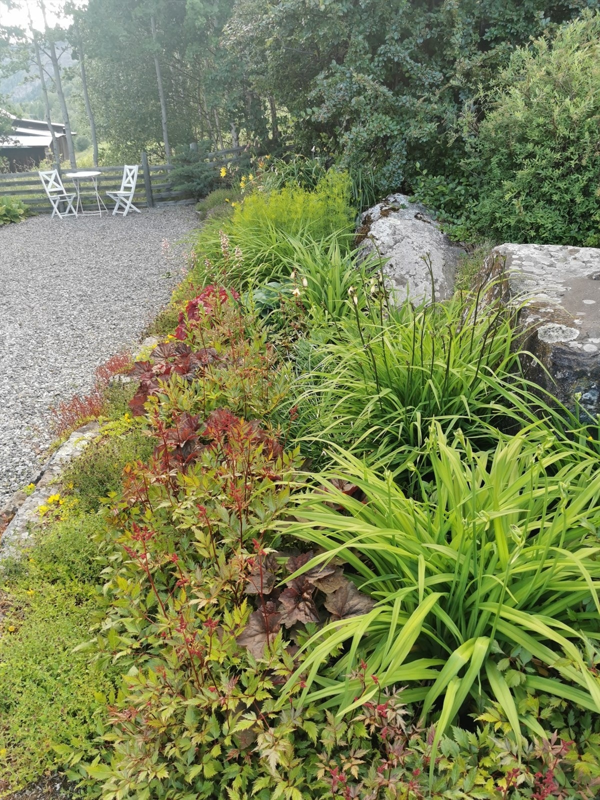 Fine opparbeide blomsterbed Galleribilde