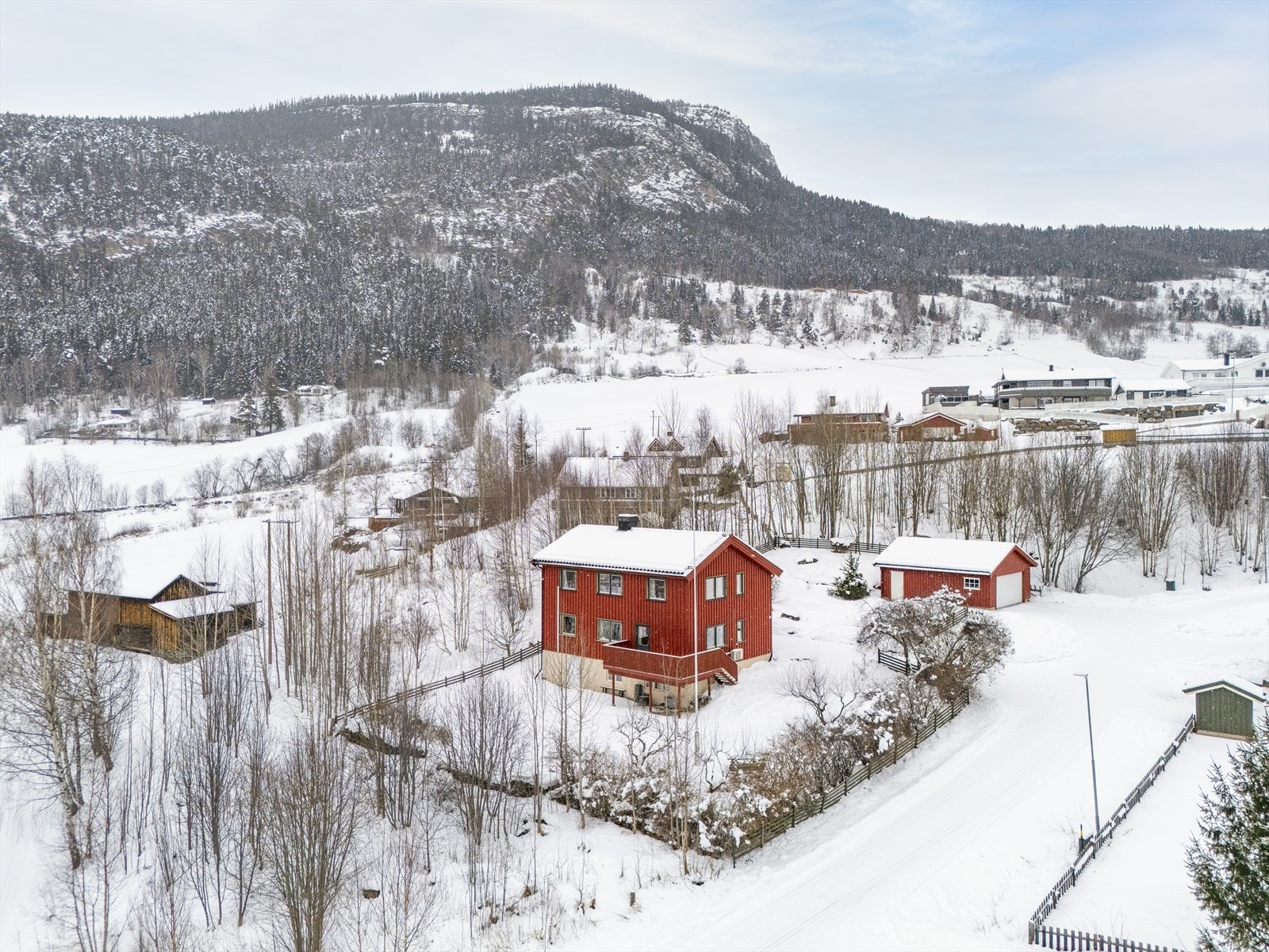 Eiendommen "Erlingrud" ligger fint til i et rolig og etablert område, litt sør for Harpefoss. Galleribilde