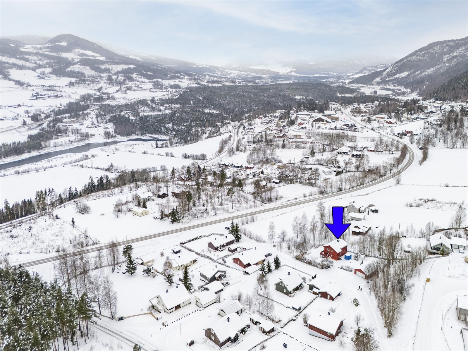 Fra eiendommen er det ca 200 m til nærmeste busstopp, og ca 15 minutter til Vinstra. Galleribilde