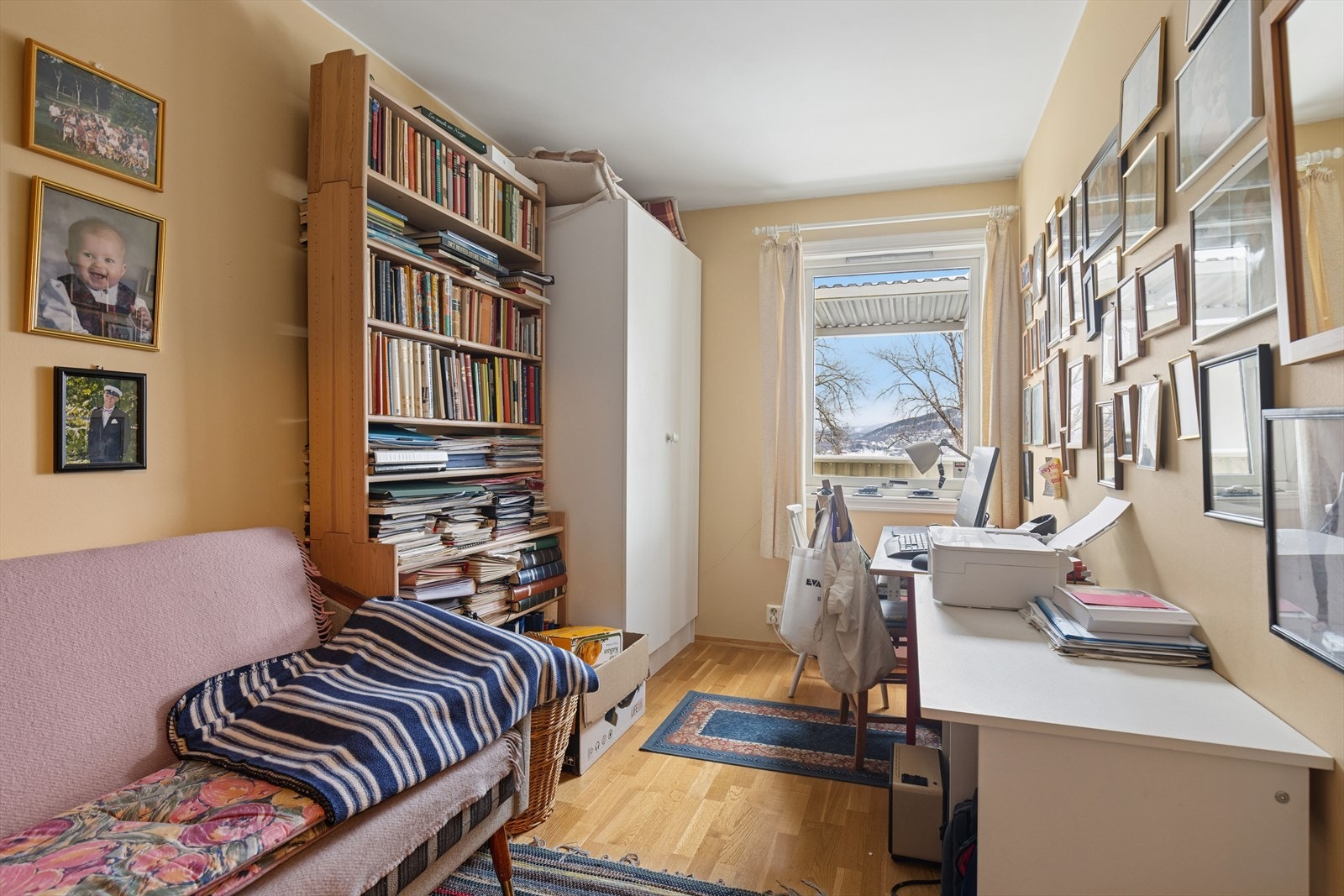 Begge soverommene er av god størrelse med mulighet for å innredes som både soverom, kontor eller barnerom. Galleribilde