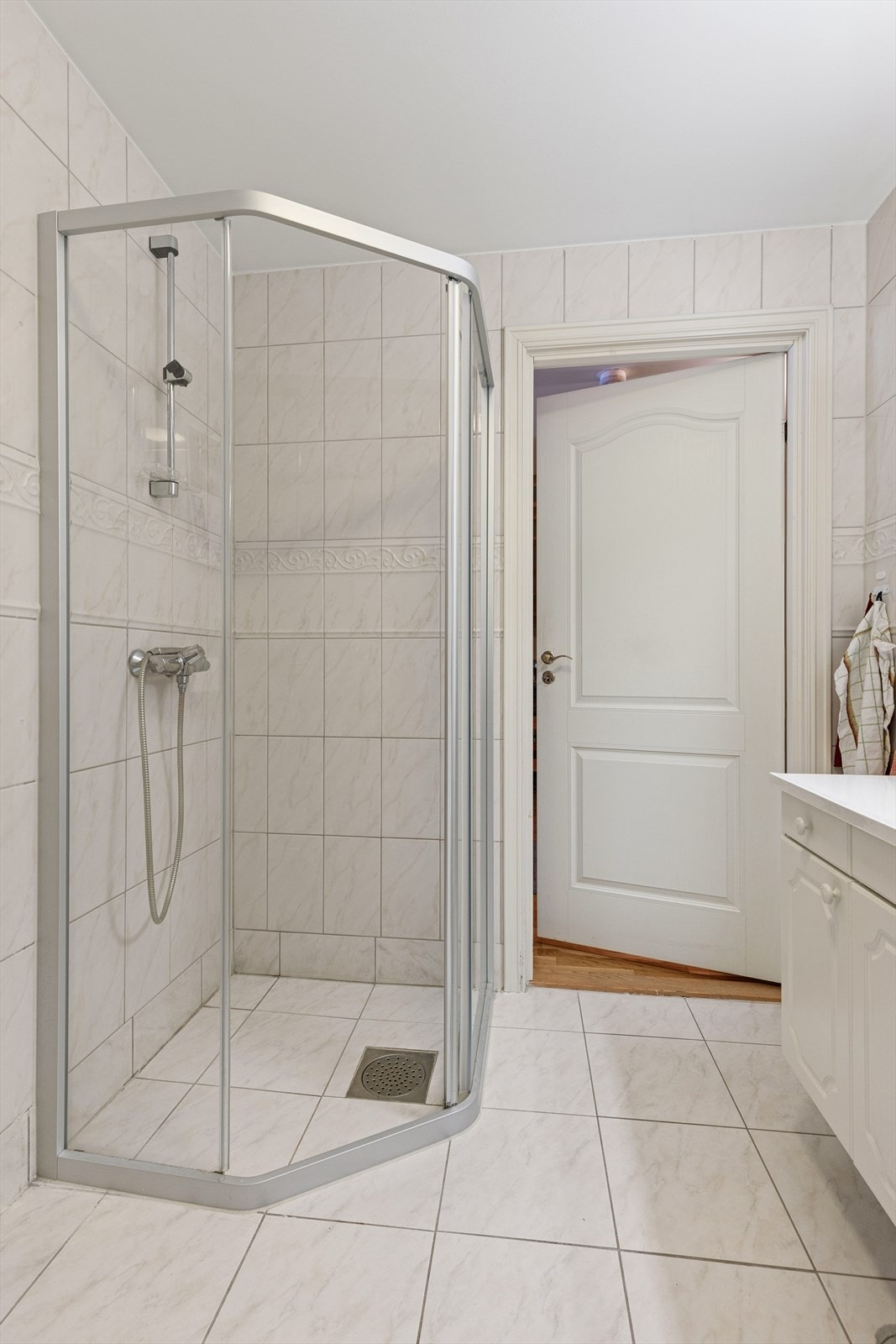 Badet er utstyrt med en praktisk hjørnedusj med glassdører. Galleribilde