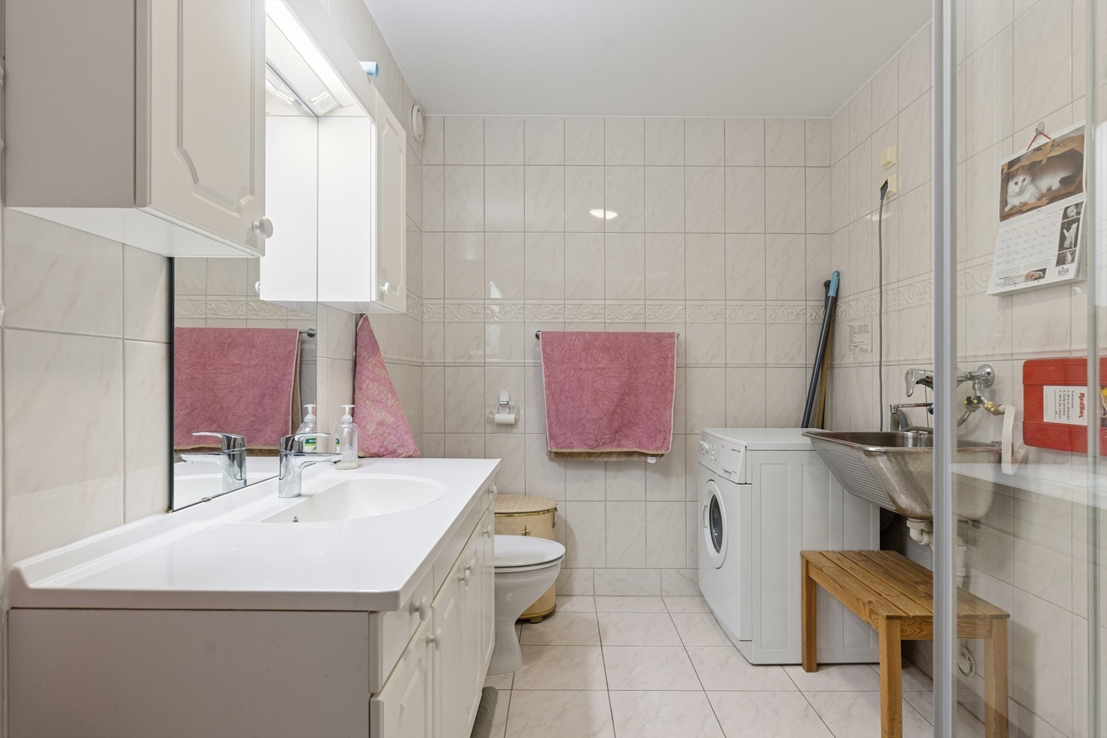 Badet i 2. etasje er originalt fra byggeåret, med opplegg for vaskemaskin. Galleribilde