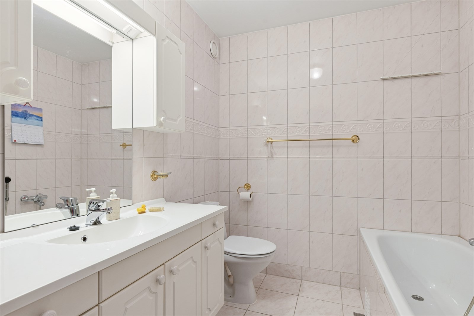 Badet i 3. etasje er utstyrt med badekar, servantskap og toalett. Sanitærutstyr er normalt godt vedlikeholdt. Galleribilde