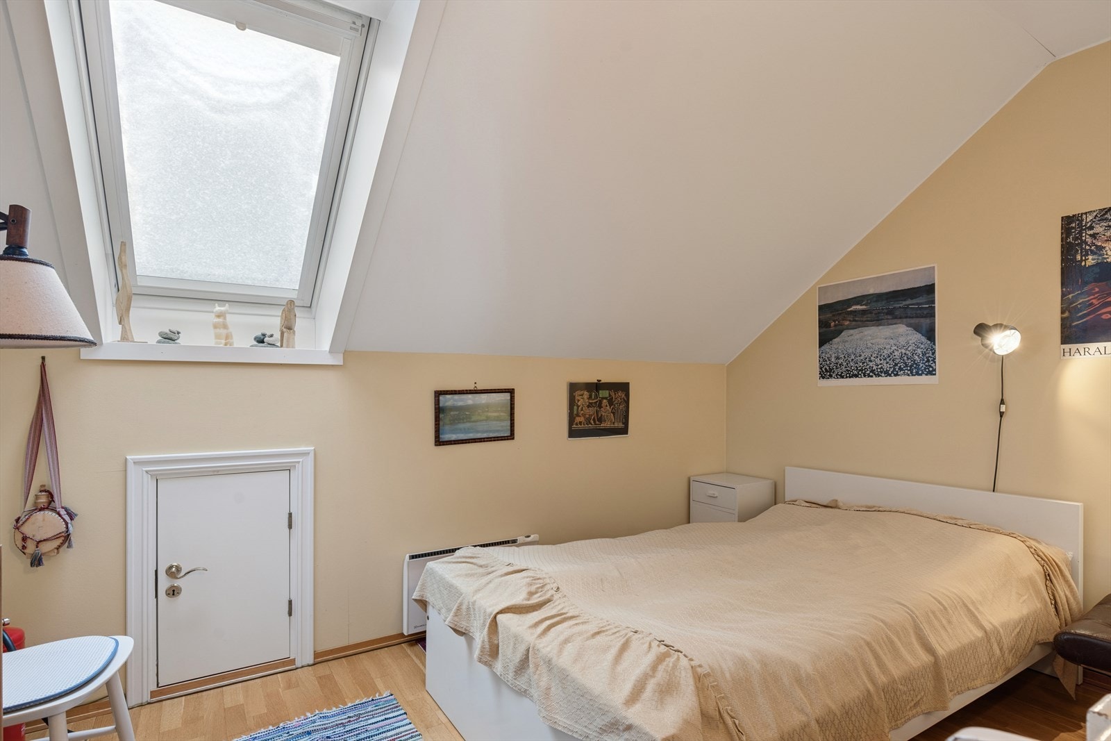 Soverom i 3. etasje med Velux overlysvindu som gir godt med naturlig lys. Galleribilde