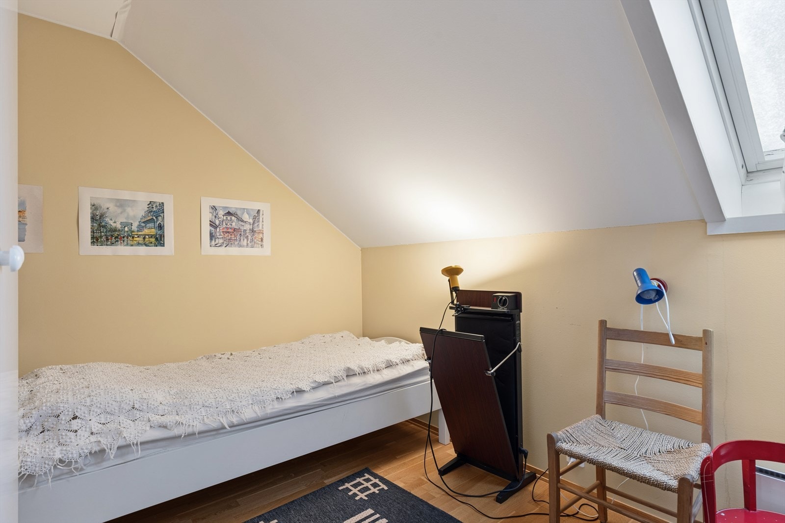 Det fjerde soverommet ligger også i toppetasjen, med tilsvarende overlysvindu. Galleribilde
