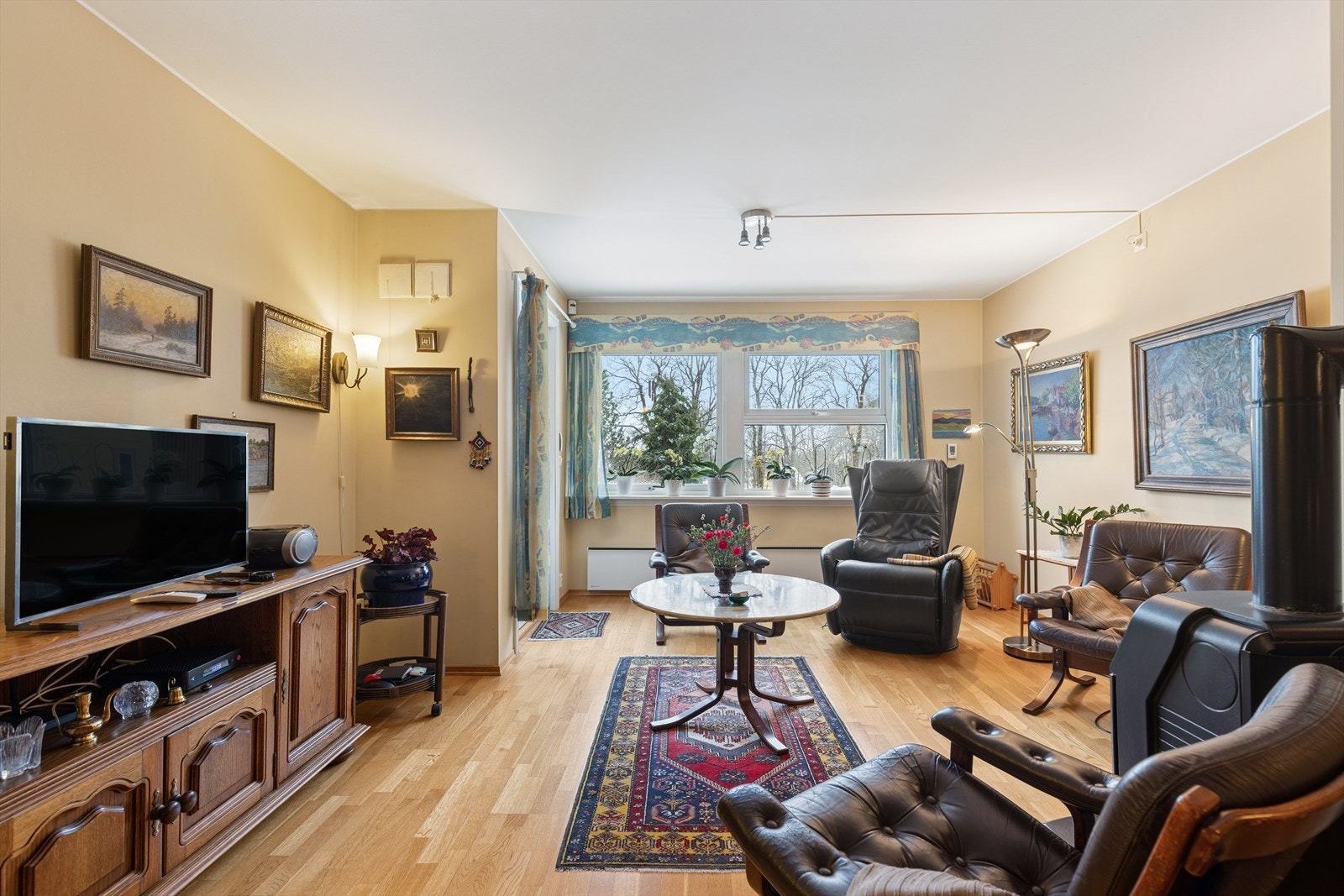 Gulvene i oppholdsrommene har original 3-stavs parkett. Galleribilde