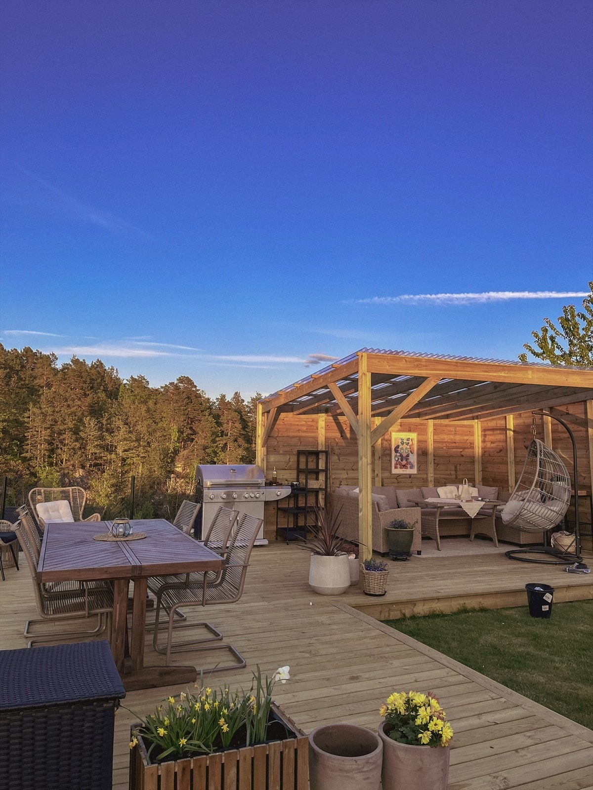 De utvendige bildene er tatt før pergolaen ble oppført. Pergolaen danner et naturlig og skjermet samlingspunkt på uteplassen med svært gode solforhold. Galleribilde