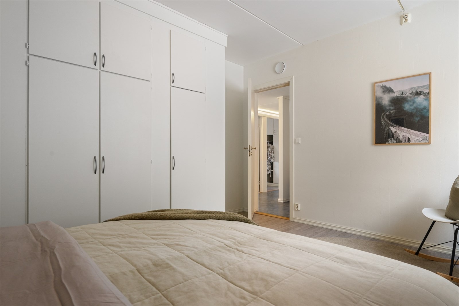 - Integrert garderobeløsning langs hele den ene veggen - Galleribilde