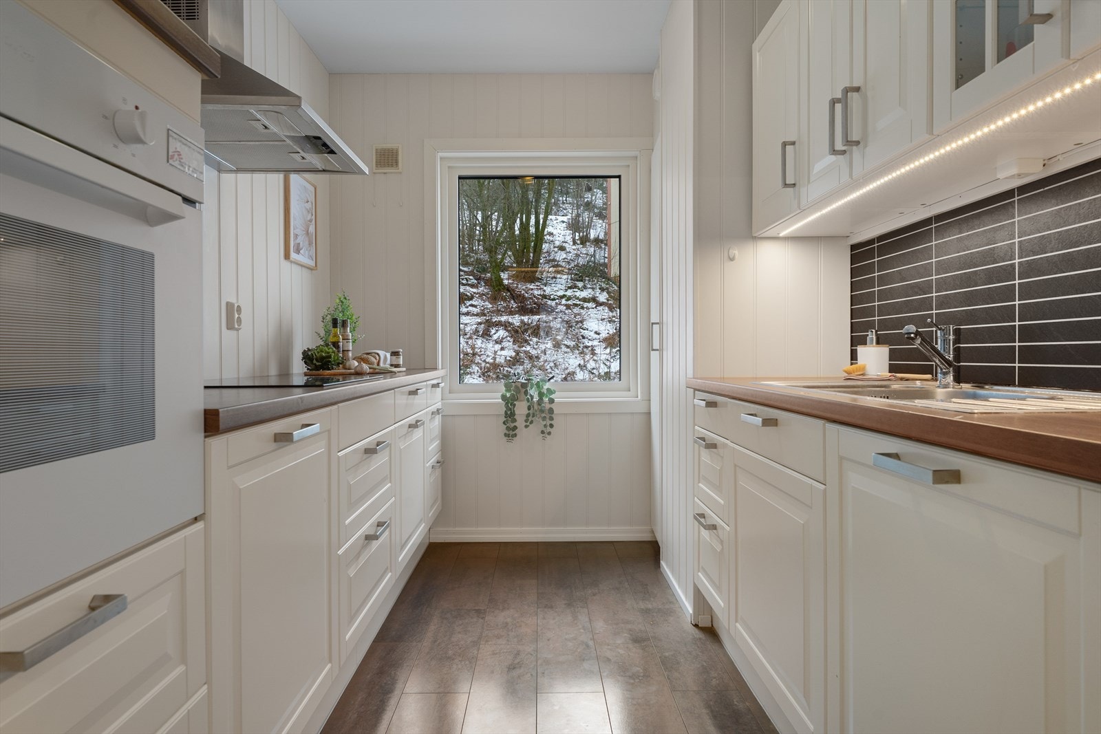 - Fantastisk kjøkken med profilerte fronter og laminat benkeplate med nedfelt vask - Galleribilde