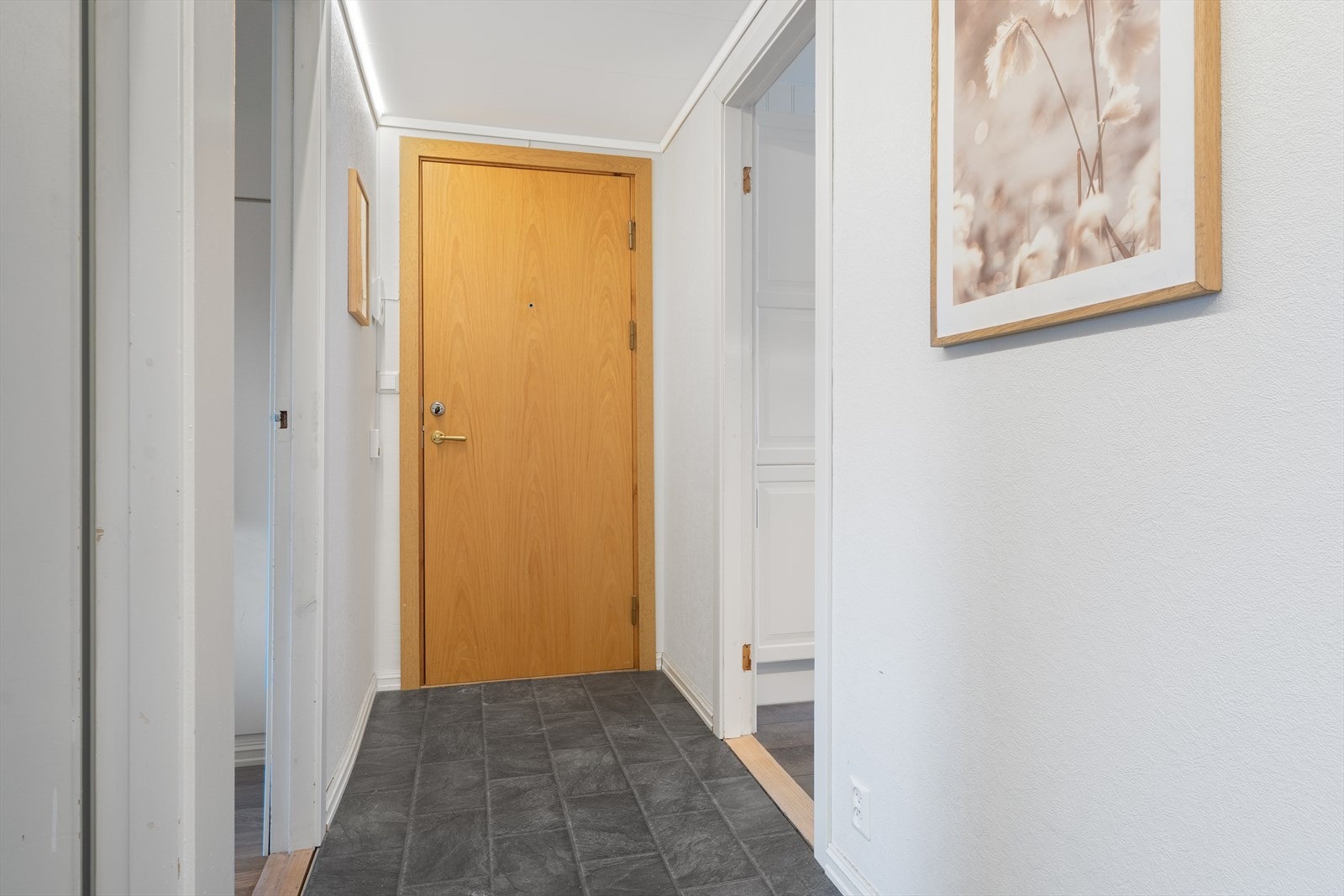 - Romslig gang med mulighet for gode oppbevaringsløsninger - Galleribilde