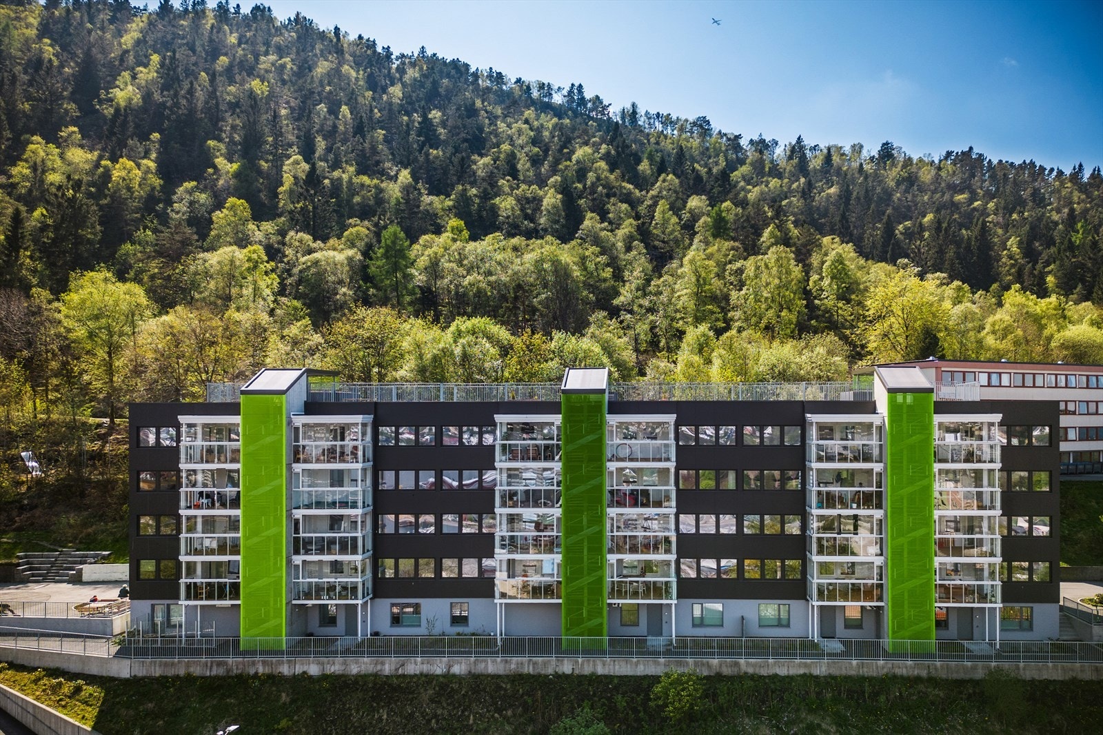 - Leiligheten hører til Solheimslien Borettslag som består av åtte boligblokker med til sammen 320 leiligheter - Galleribilde