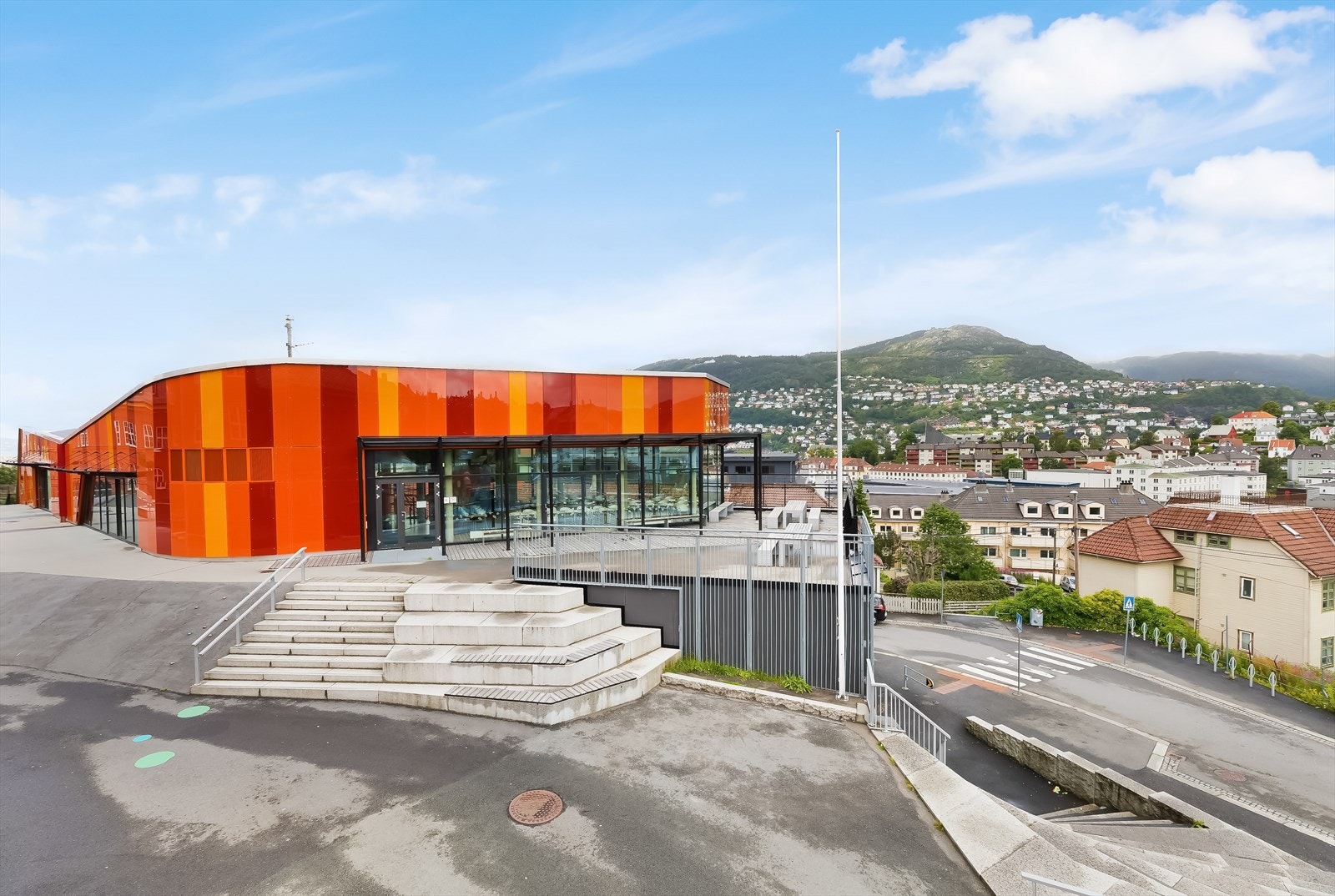 - Ny Krohnborg skole (1-10 kl.) ligger ca. 14 minutters gange fra leiligheten - Galleribilde