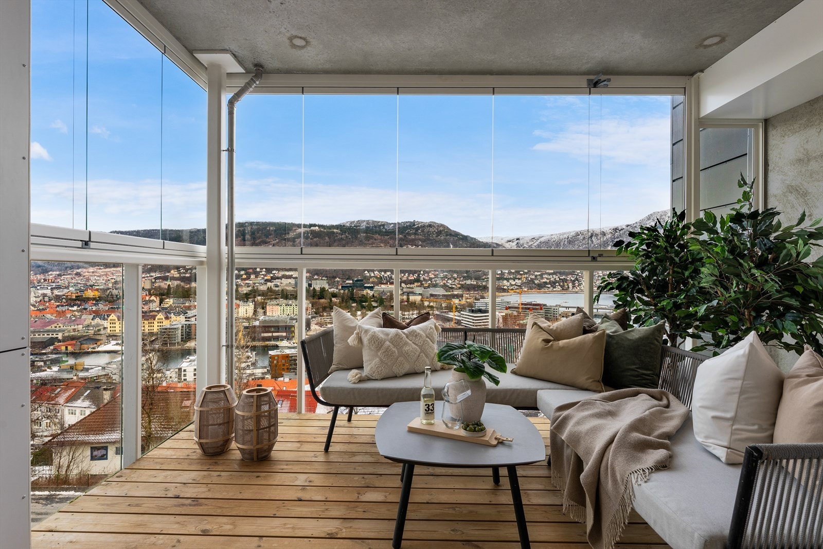 - Balkongen er vest/sørvestvendt. Selger opplyser om sol fra ca 13/14 til den går ned midtsommers - Galleribilde