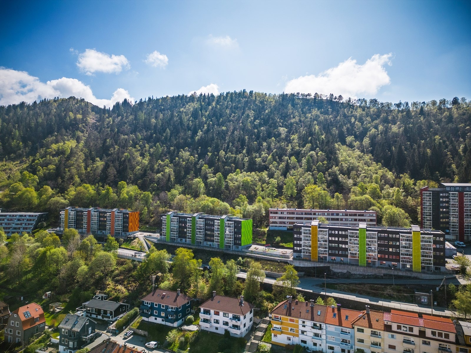 - I 2019 gjennomførte borettslaget etterisolering og rehabilitering av fasadene, inkludert utskifting av vinduer og oppgradering av balkonger - Galleribilde