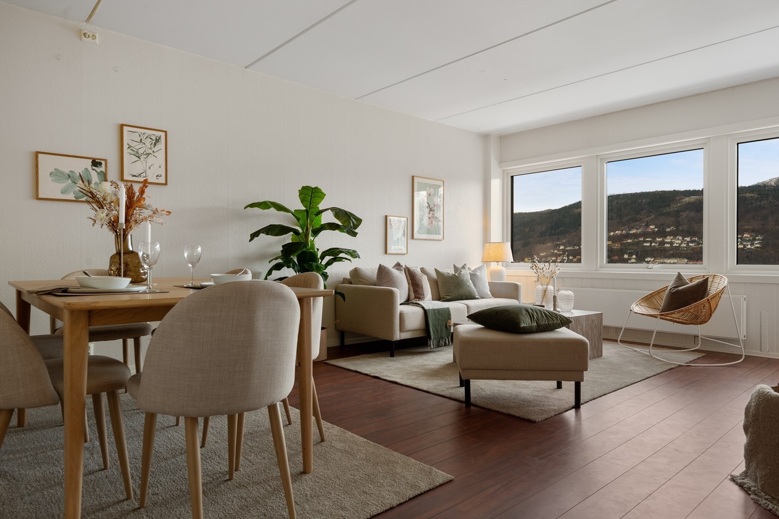 - Stuen er på romslige 23,9 m² og har god takhøyde på 2,51m - Galleribilde