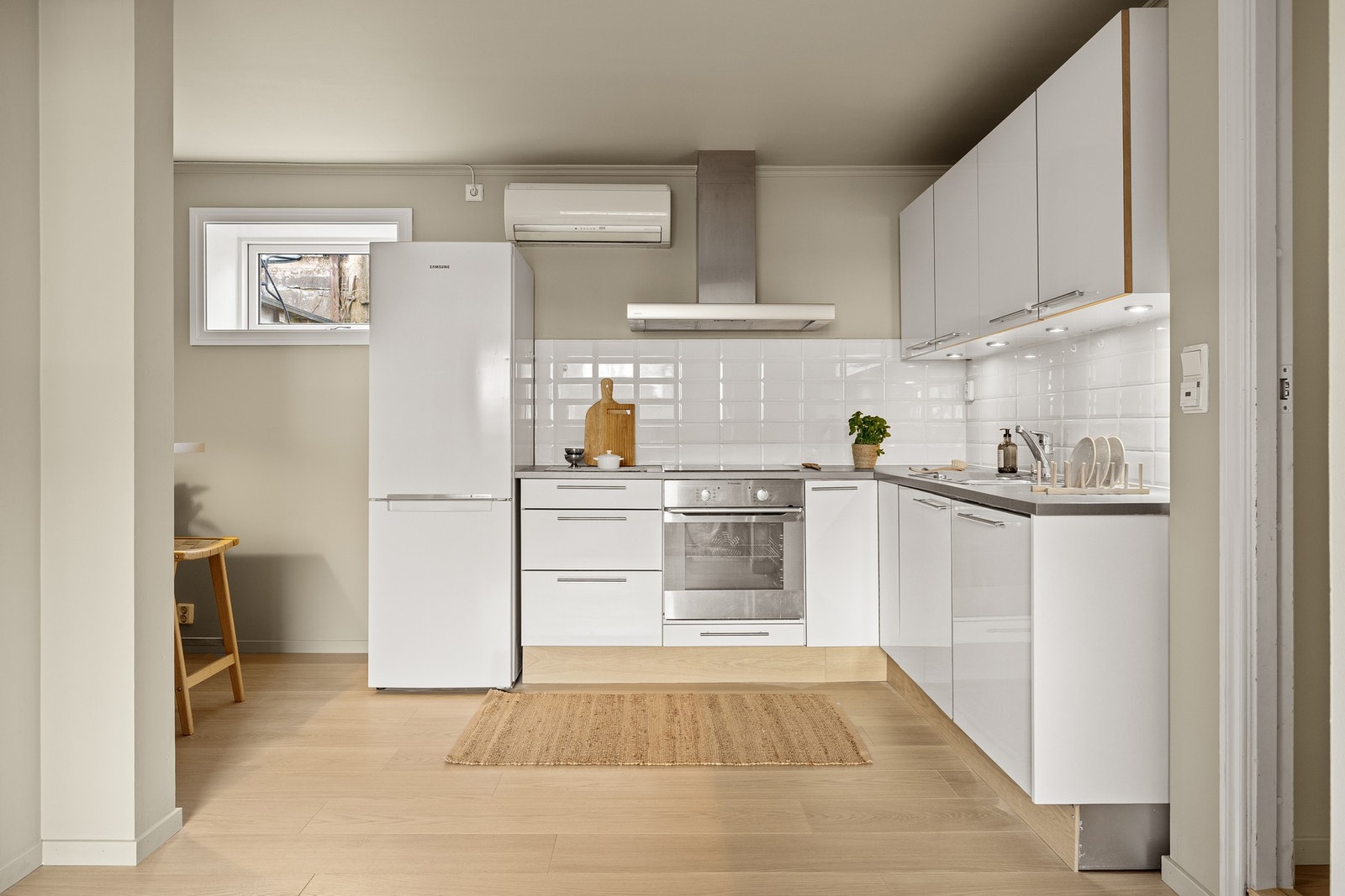 Varmepumpe i stue som sørger for behagelig innetemperatur. Galleribilde