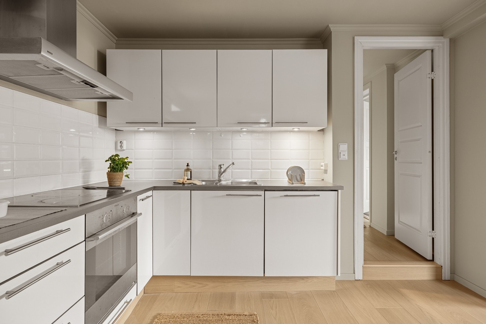 På kjøkkenet er det integrert platetopp, stekeovn og oppvaskmaskin, i tillegg til plass til kjøleskap. Galleribilde