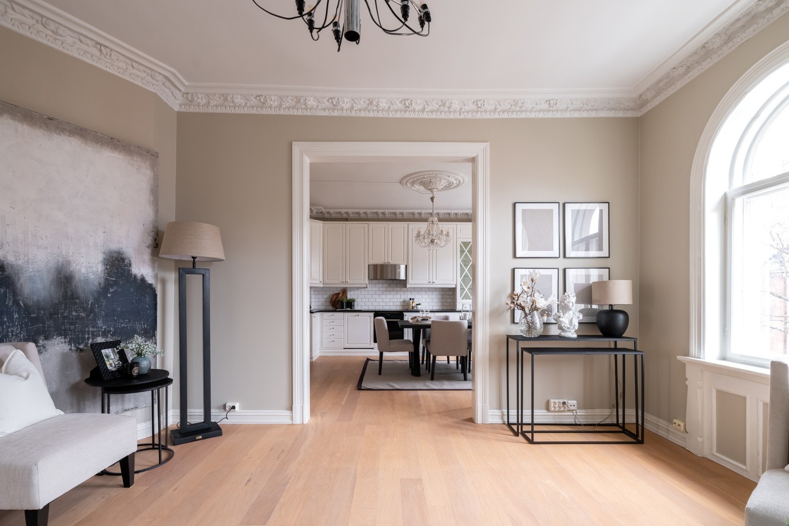 Det er pen en-stavs eikeparkett som ble slipt og oljet i 2024. Det er terselfritt i alle rom bortsett fra bad. Galleribilde