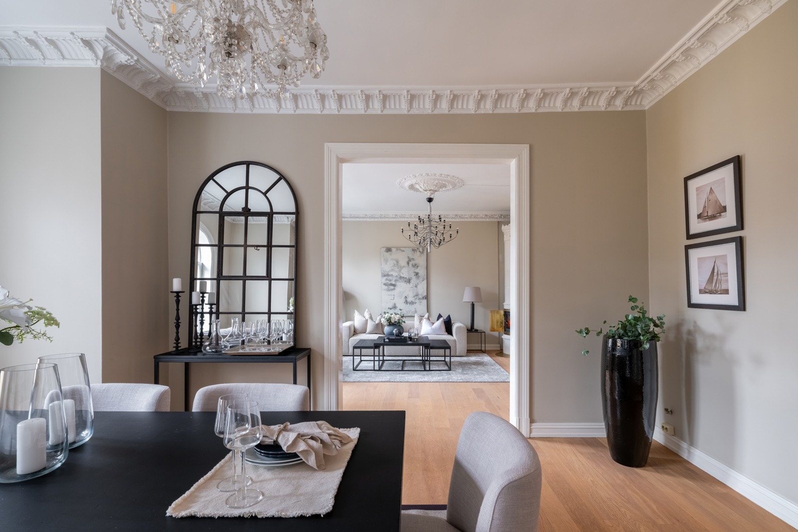 Påkostet benkeplate på kjøkkenet er av granitt. Galleribilde