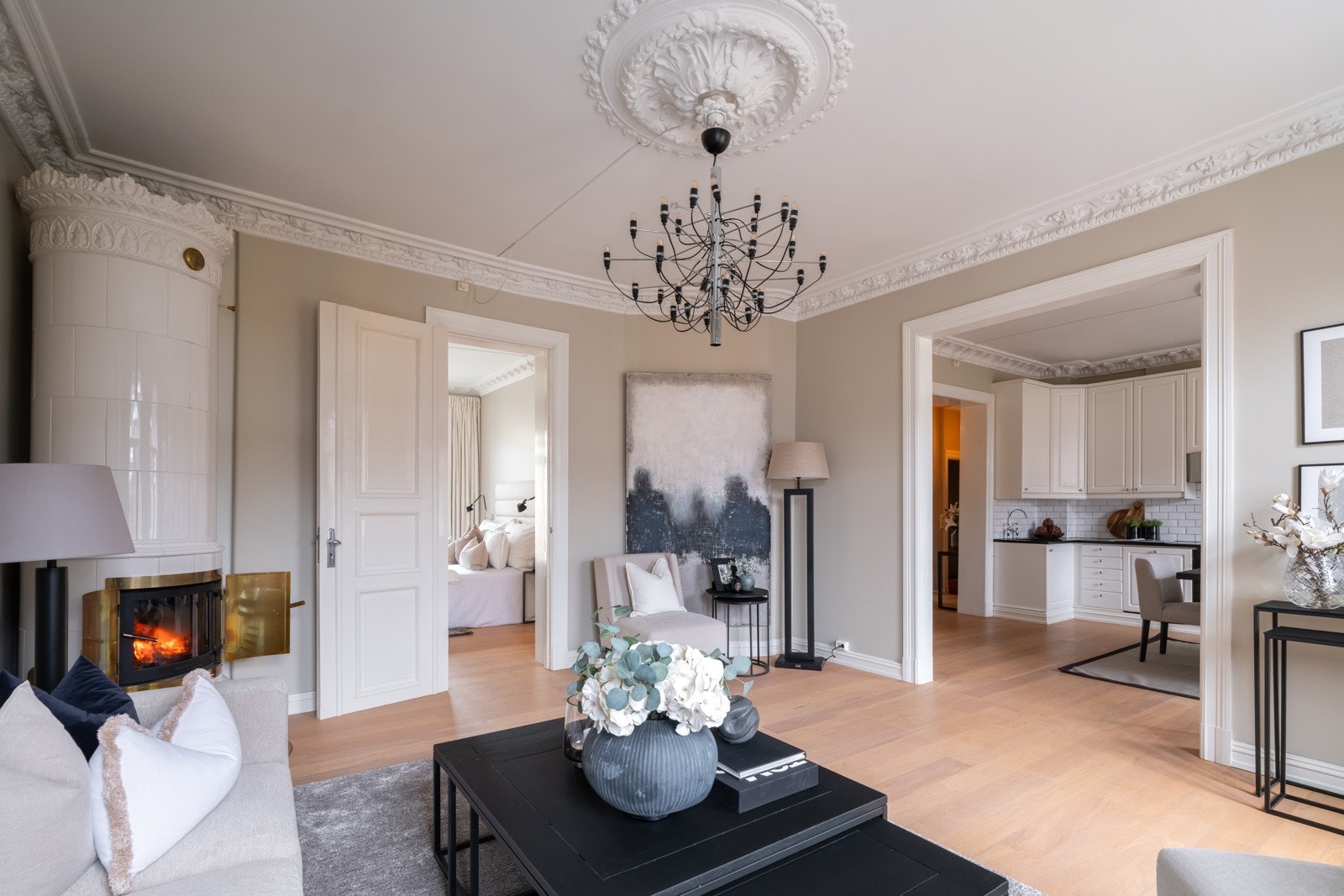 Det er vakre, klassiske detaljer som stukkatur og rosett. Galleribilde