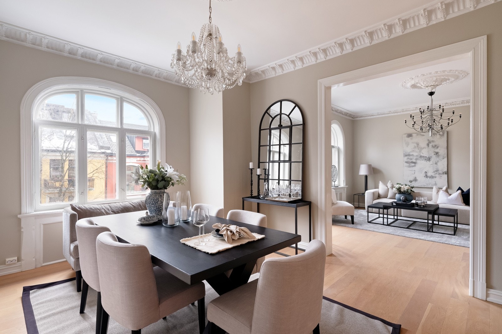 Det er plass til et stort spisebord/langbord med plass til hele familien. Her kan man invitere til mange gode måltider! Galleribilde