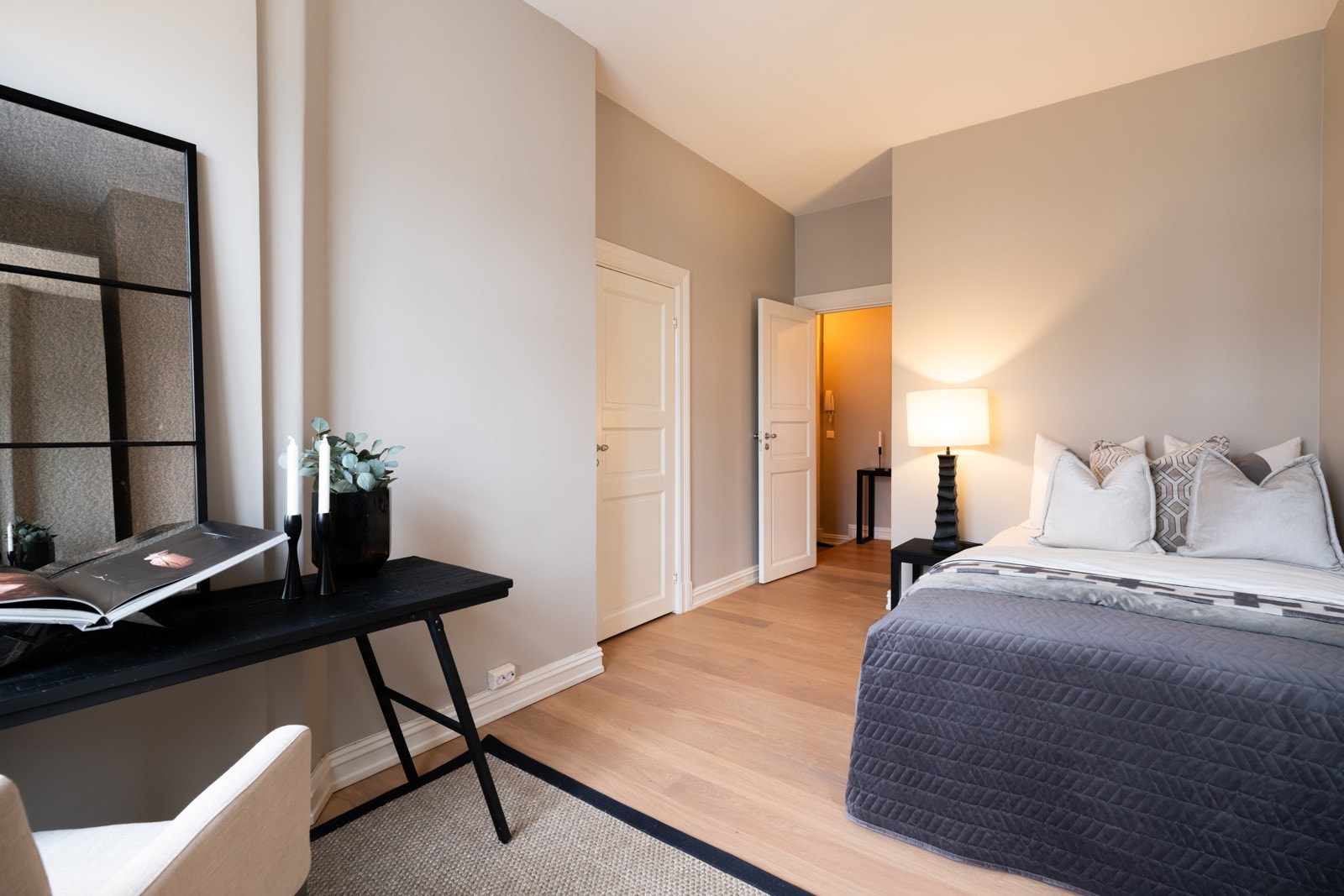 Leiligheten har to innganger. Den ene inngangen har adkomst til soverommet. Galleribilde