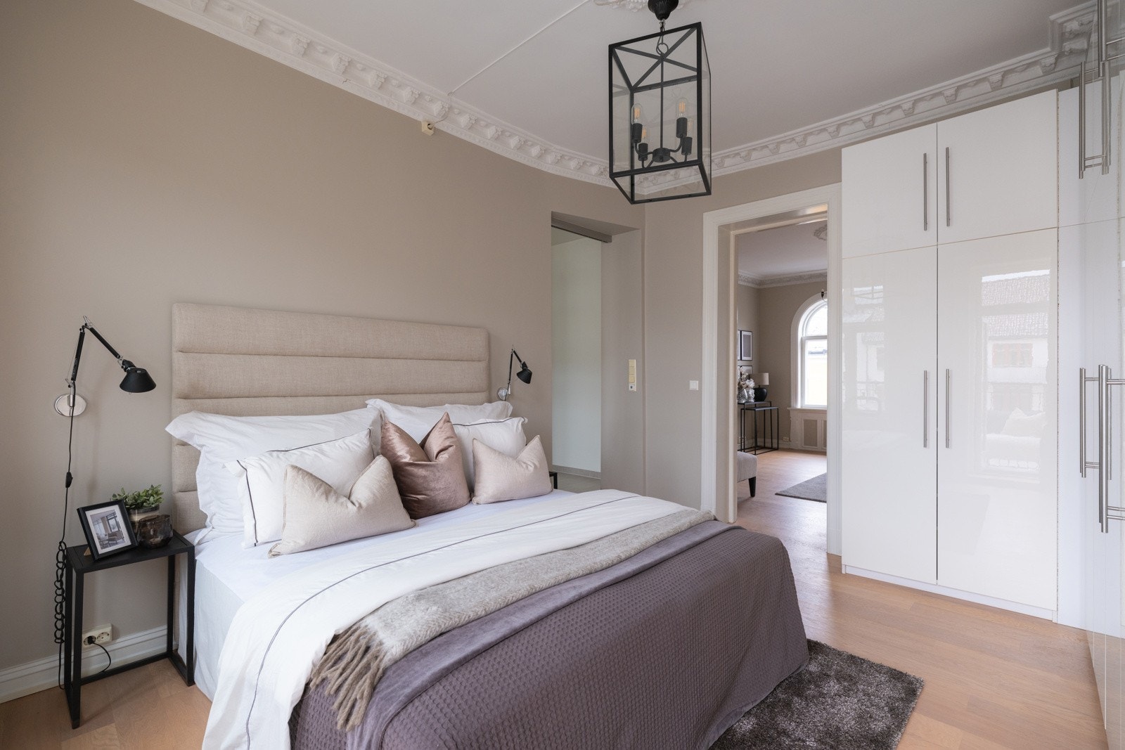 Hovedsoverommet er romslig, med plass til dobbeltseng, nattbord på begge sider og annet møblement. Galleribilde