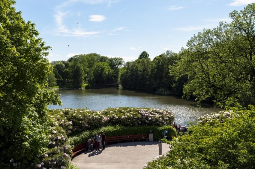 Området er omkranset av flere parker og grøntområder. Galleribilde