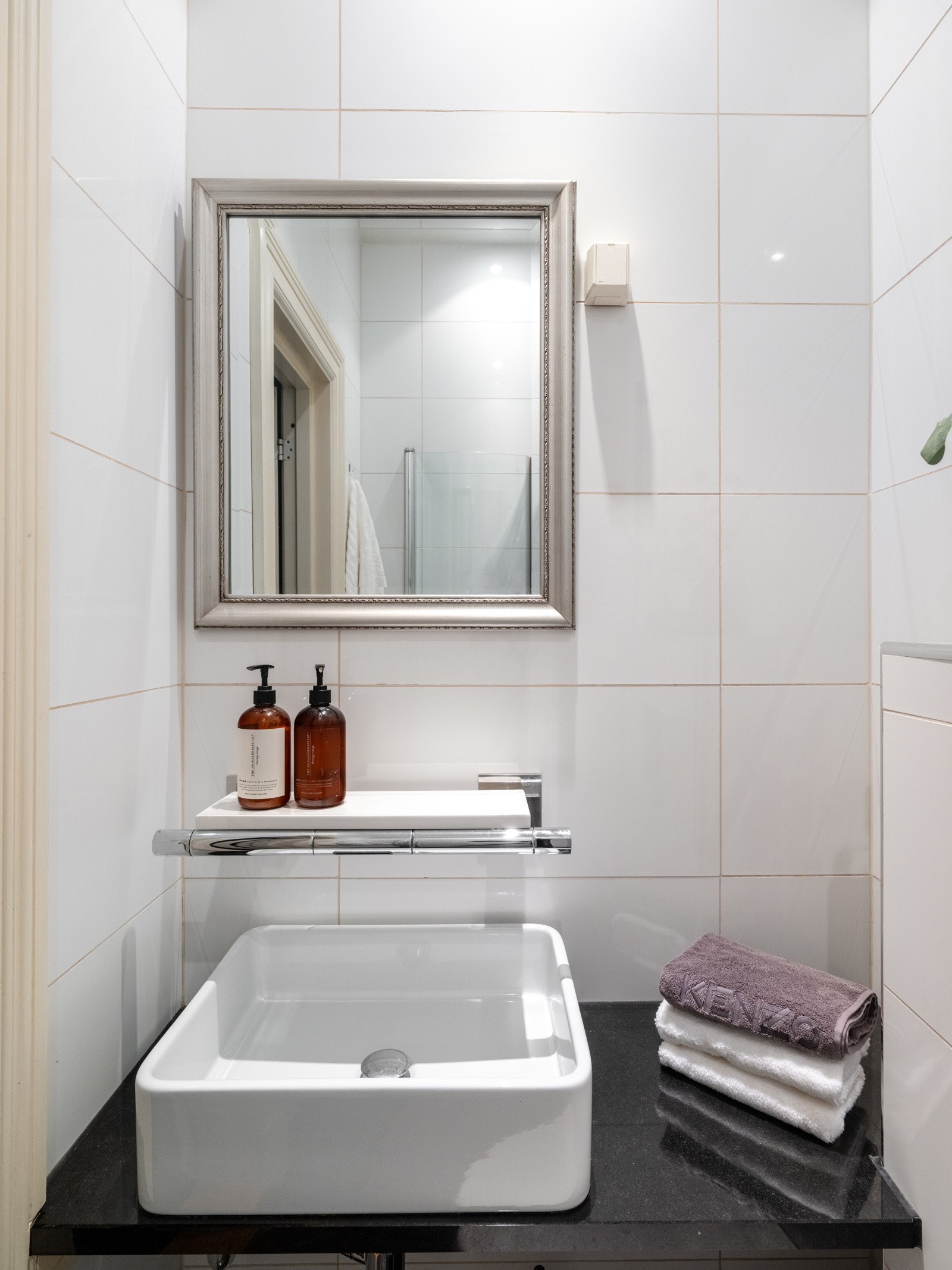 Begge badene er flislagt, har varme i gulvet og downlights i himlingen. Galleribilde