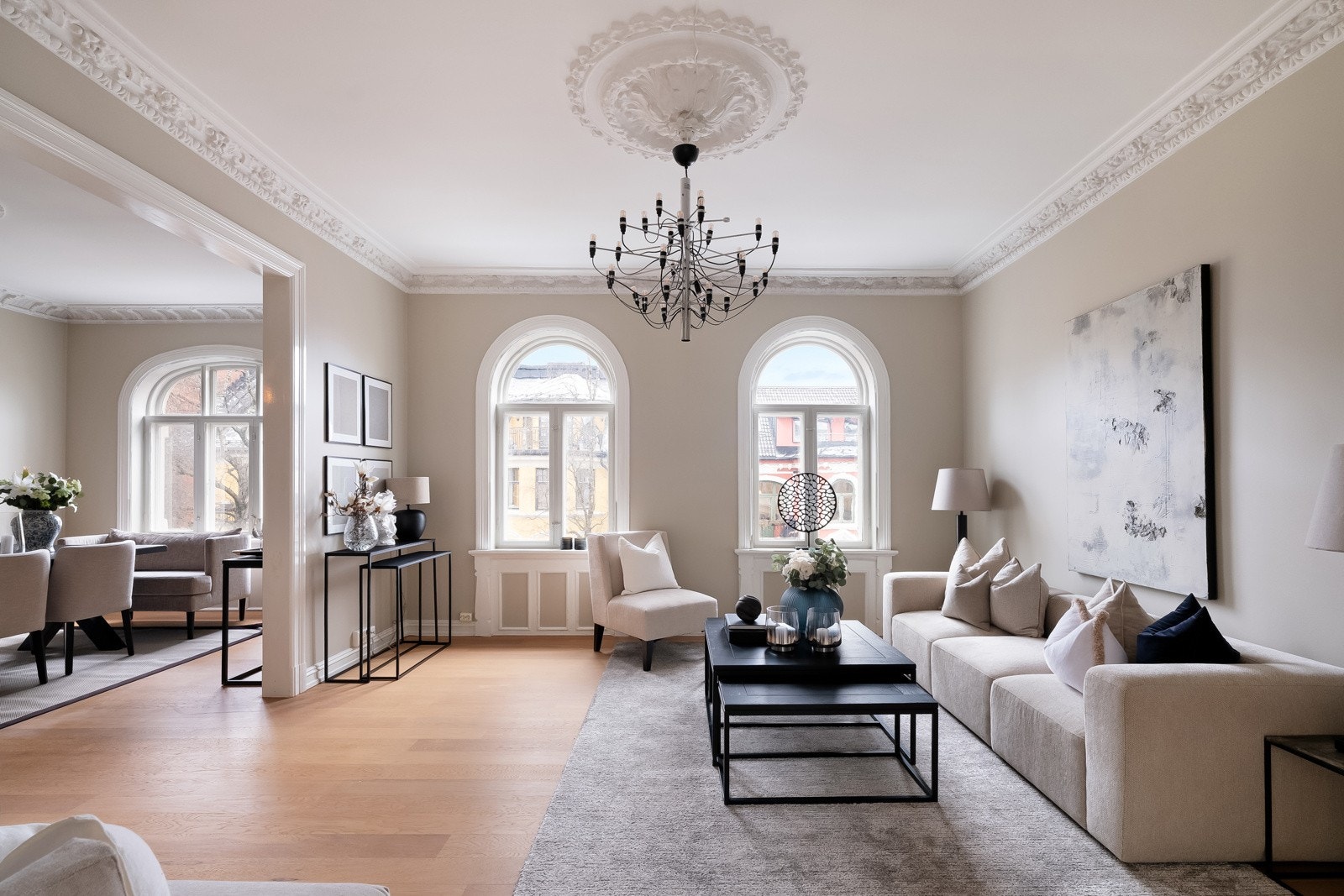 Leiligheten har en innbydende og romslig stue med svært gode møbleringsmuligheter. Galleribilde