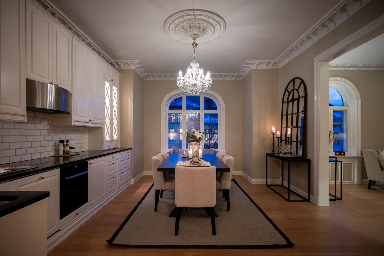 Kjøkkenet har integrerte hvitevarer bestående av stekeovn, ventilator, platetopp, oppvaskmaskin som medfølger handelen. Galleribilde