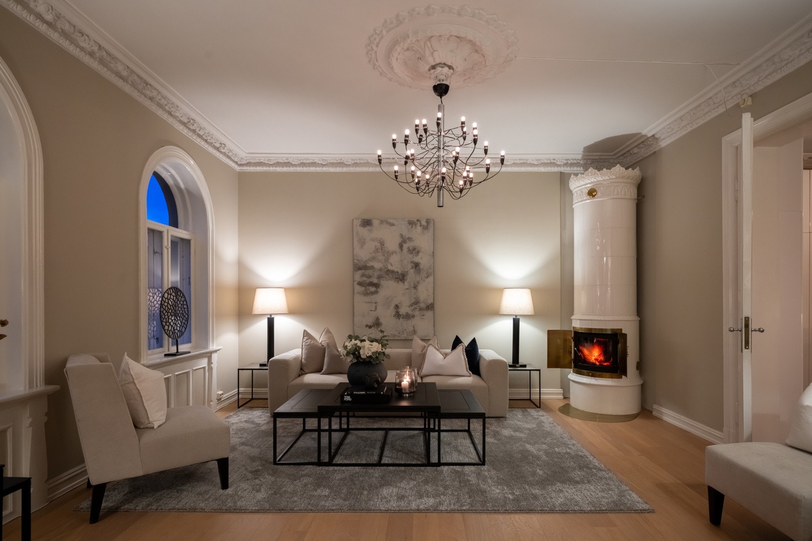 I kombinasjon med generøs takhøyde på opptil 2,98 m oppleves stuen som lys og luftig. Galleribilde