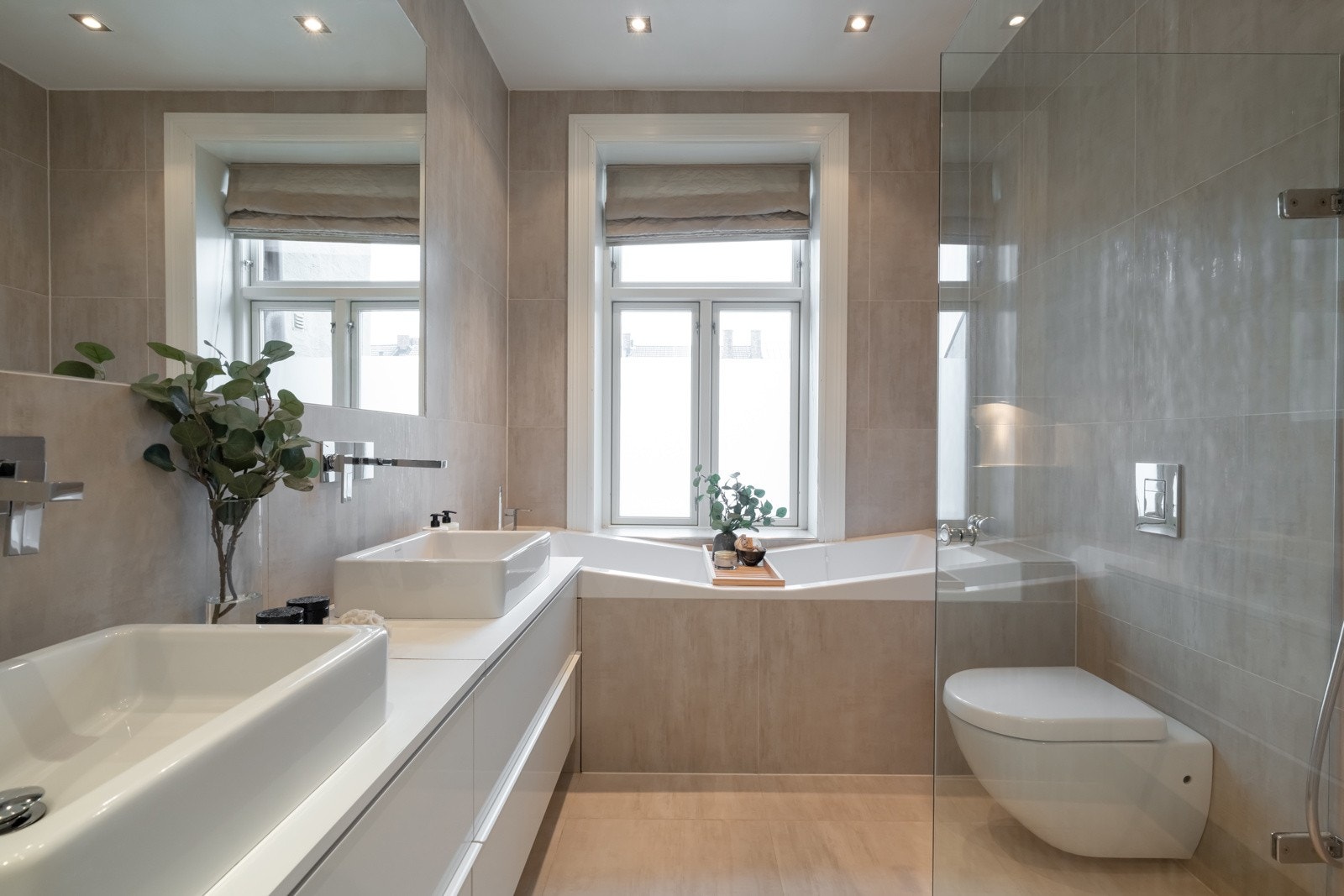 Leiligheten har to delikate baderom. Dette har inngang fra Master bedroom. Galleribilde