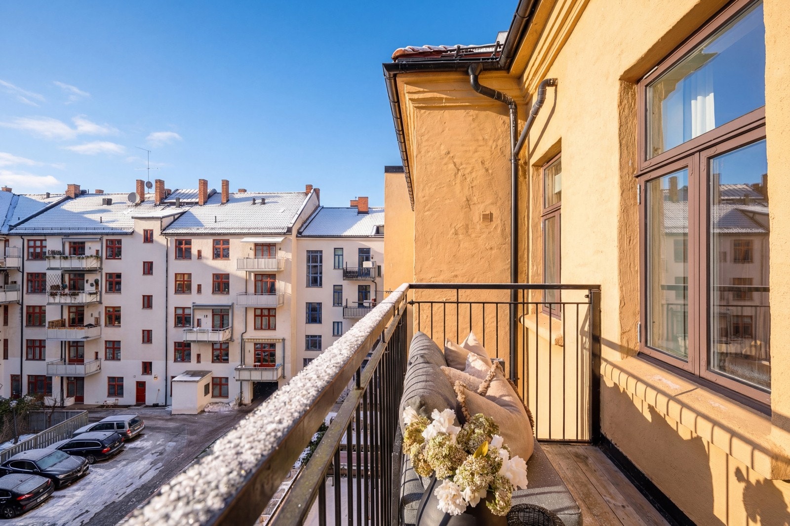 Her er det plass til sittegruppe, grill og planter. Galleribilde