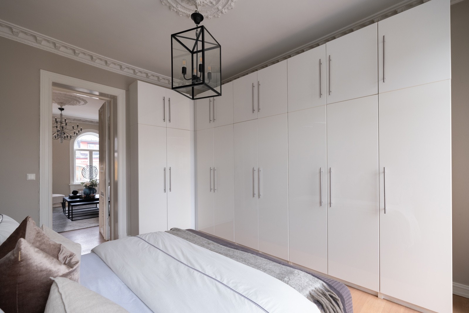 Det er godt med oppbevaringsplass i stort garderobeskap (medfølger). Galleribilde