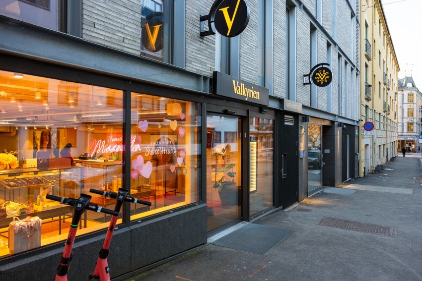 Samtidig er beliggenheten supersentral i Valkyrienkvartalet med et bredt utvalg av butikker/spisesteder i umiddelbar nærhet. Godt tilbud av kollektive transporttilbud på Majorstuen. Galleribilde