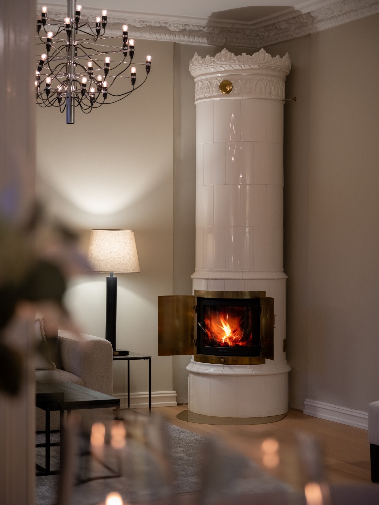 Nydelig kakkelovn fra Gabrielsen Kakkelovn forretning (2020) varmer godt på de kaldere dagene og gir en svært god atmosfære. Galleribilde