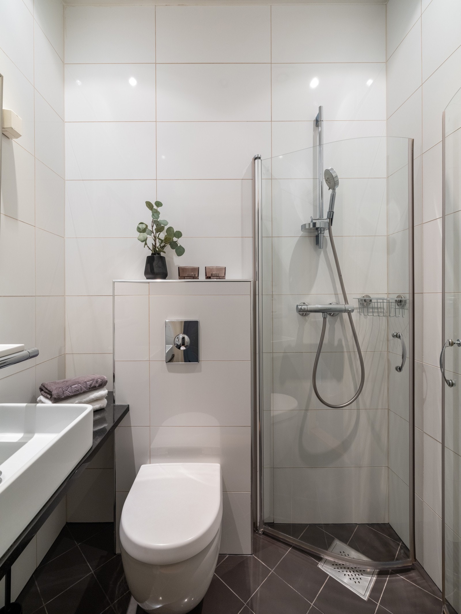 Det andre baderommet er med servant, vegghengt toalett og dusjhjørne. Inngang fra entreen som er veldig praktisk. Galleribilde