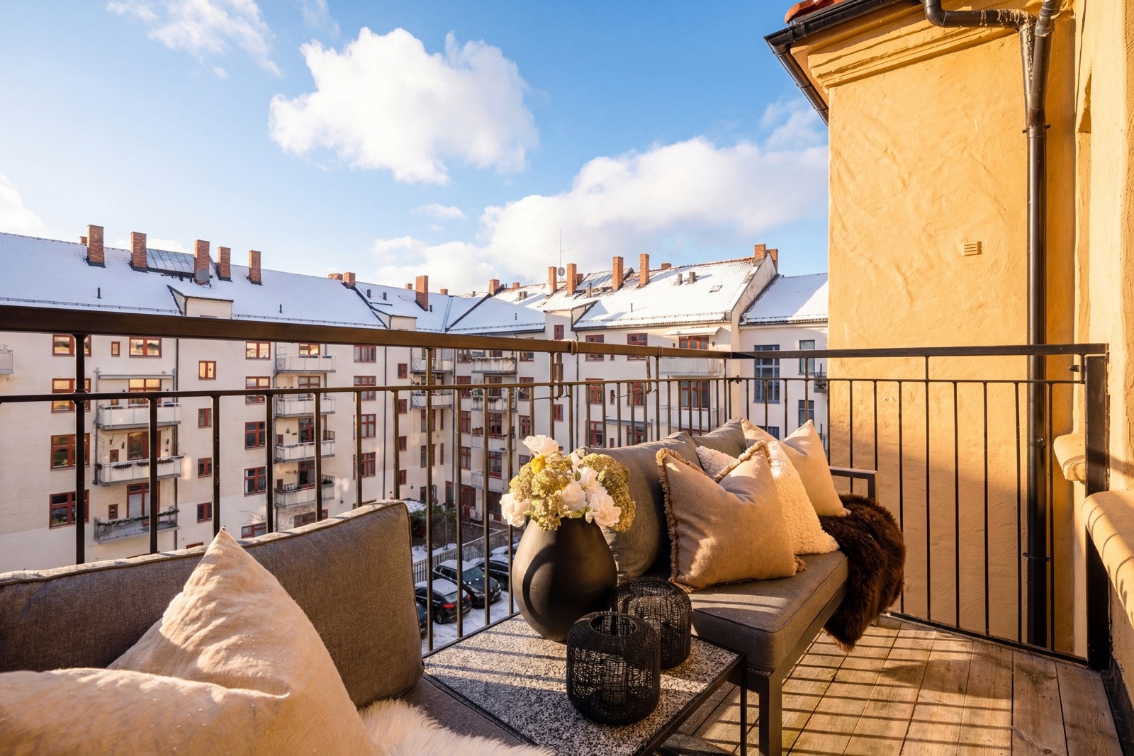 Her kommer du til en særdeles lekker og klassisk 3-roms med attraktiv beliggenhet i Jacob Aalls gate rett ved Valkyrie plass. Bygården ble betydelig oppgradert i perioden 2014-2016. Galleribilde