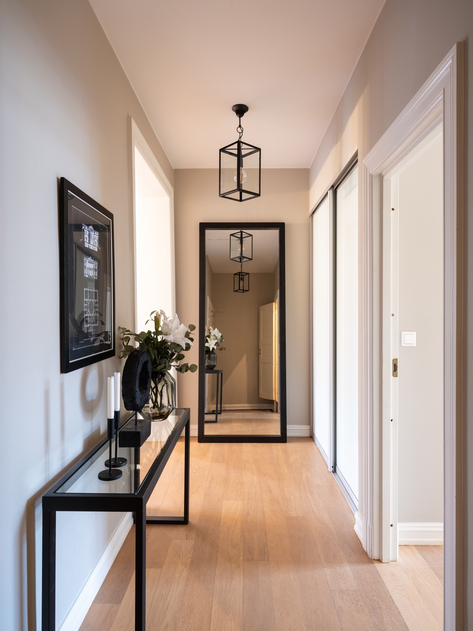 Leiligheten har en romslig entré som gir et godt førsteinntrykk. Her har du også en større skyvedørsgarderobe. Galleribilde