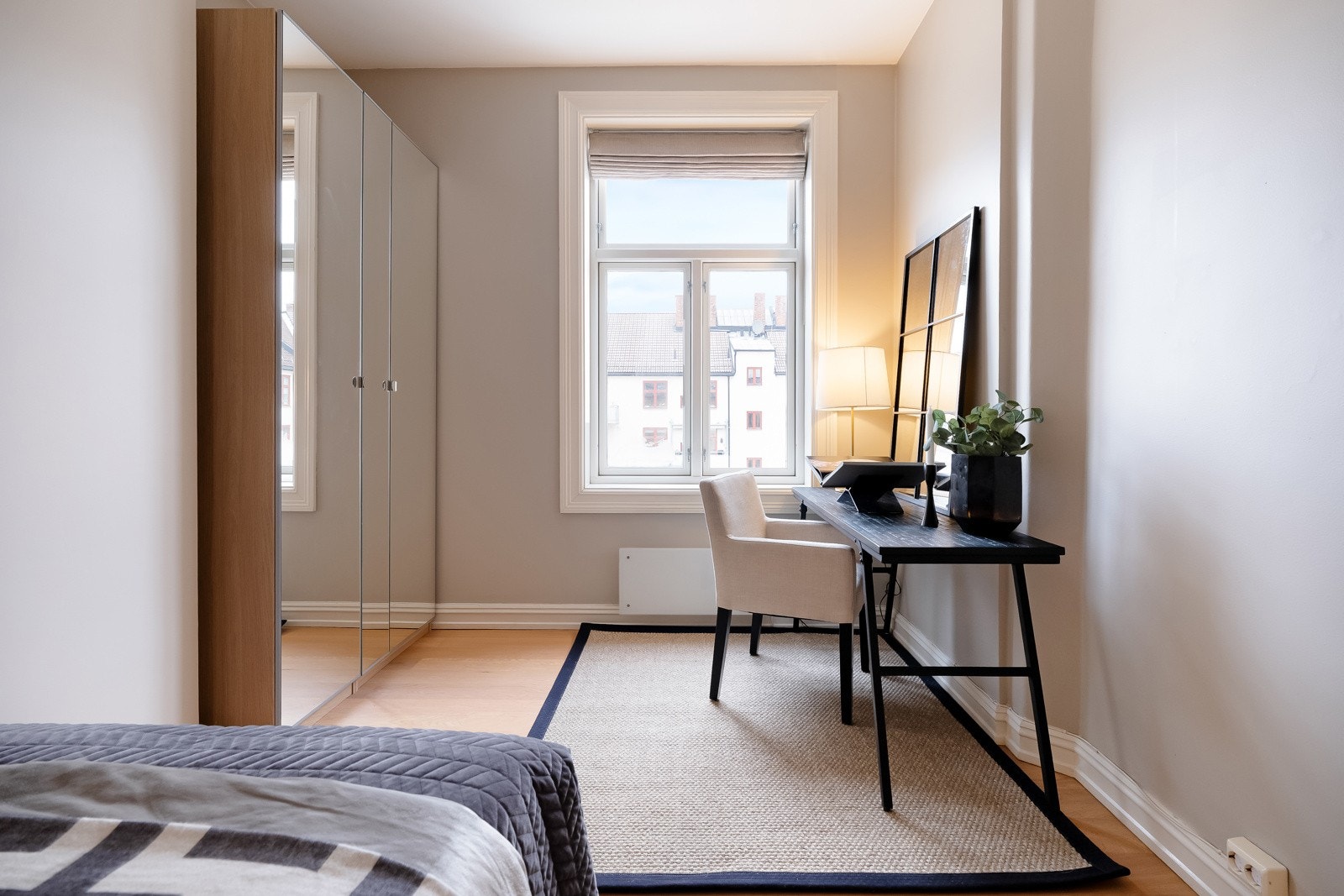 Rommet har garderobeskap for praktisk oppbevaring Galleribilde