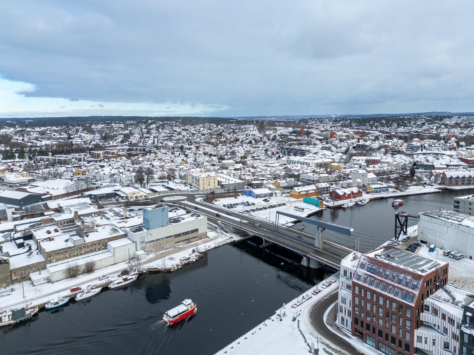 Byfergen, Fredrikstads populære elvemetro, suser like forbi leiligheten og stopper jevnlig innom byens fergeleier. Galleribilde